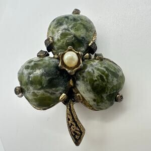 Britain vintage Irish Connemara marble gold tone green 3 leaf clover brooch